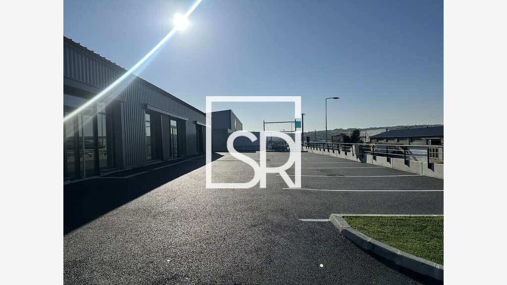 A louer local commercial 436m² divisible à Cusset