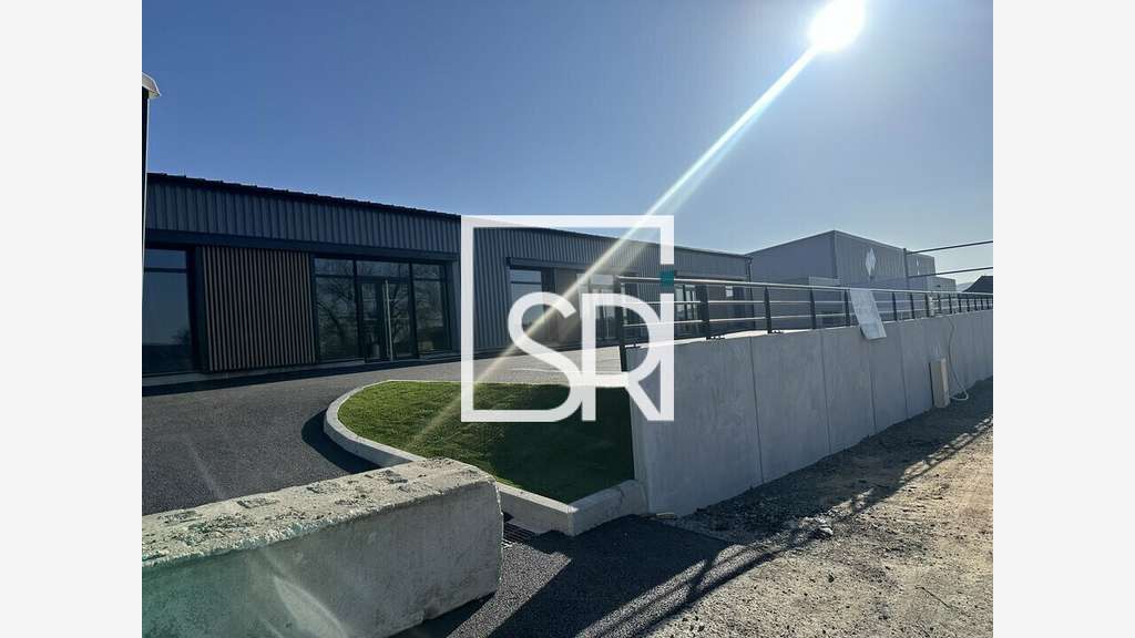 A louer local commercial 436m² divisible à Cusset