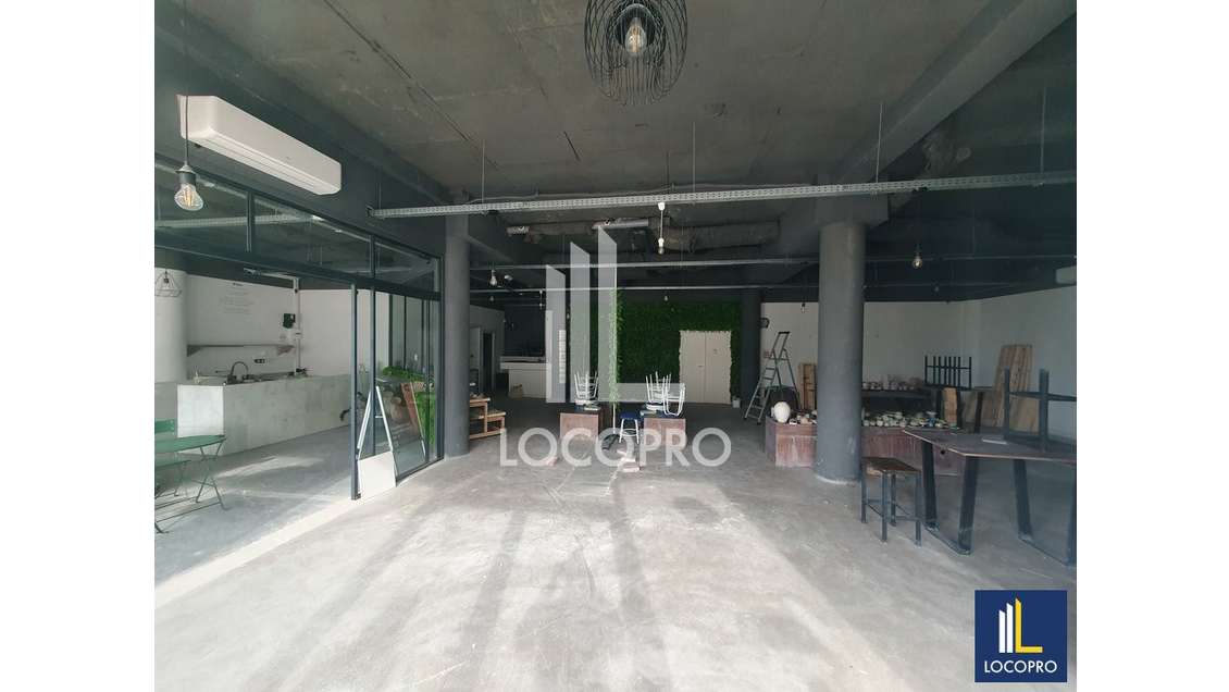 A louer local commercial 296m² à Antibes les Pins