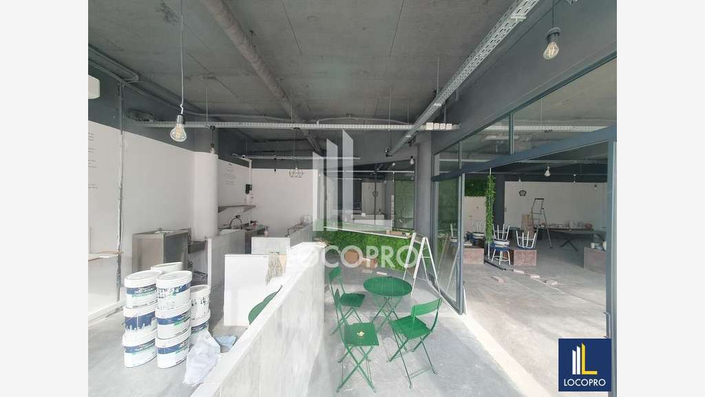 A louer local commercial 296m² à Antibes les Pins