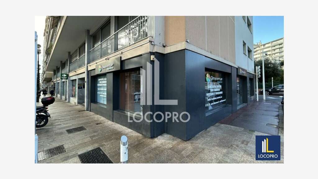 A louer local commercial d'angle 122m² à Cannes