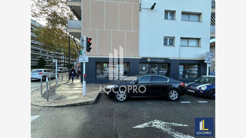 A louer local commercial d'angle 122m² à Cannes