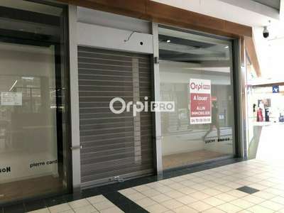 A louer local commercial 107m² + parking à Domerat