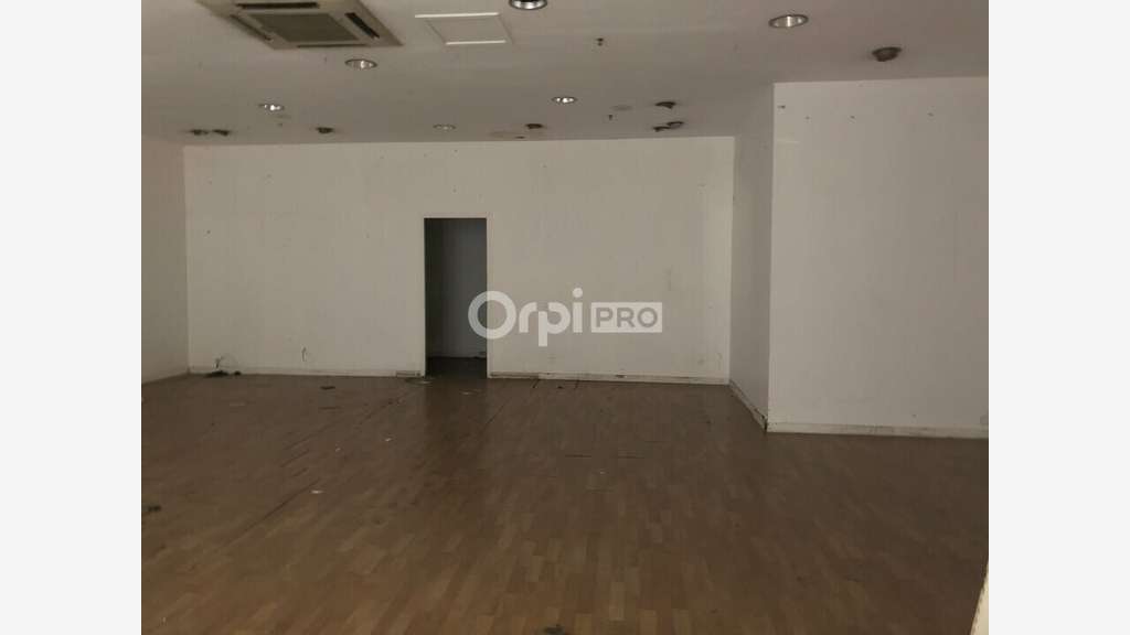 A louer local commercial 109m² + parking à Domerat