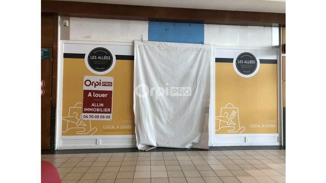 A louer local commercial 109m² + parking à Domerat