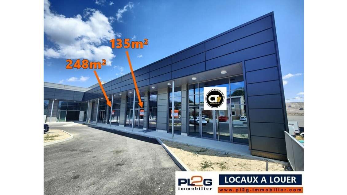 Local commercial 135m² + parking à louer Manosque