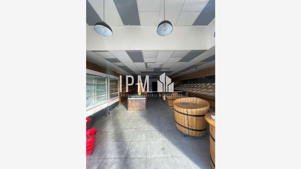 A louer local commercial de 147m² à Gignac