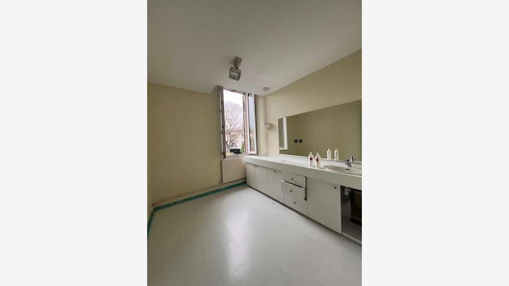 A louer local commercial 150m² en R+1 le Bouscat