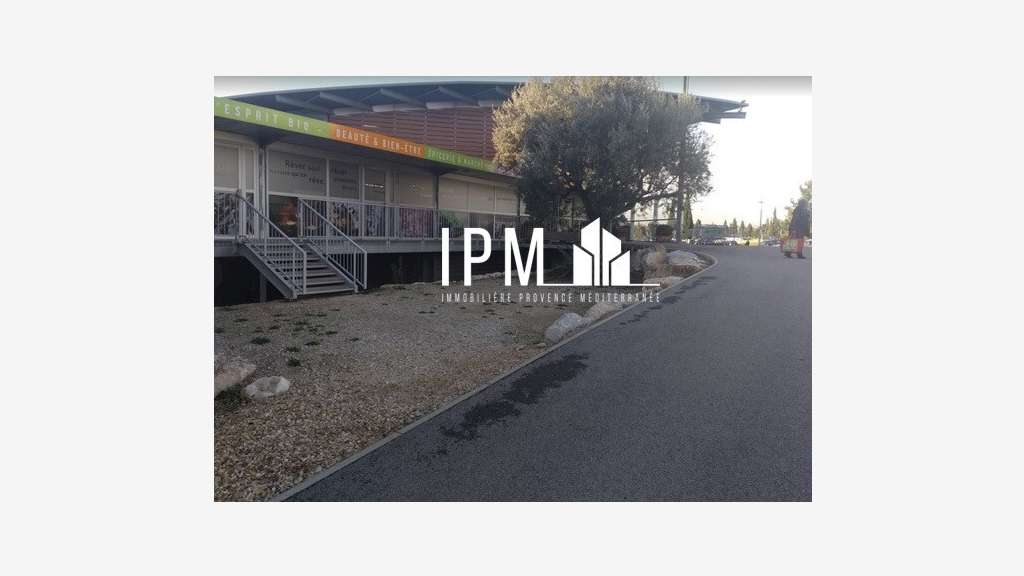 A louer local commercial 256m² Arles 13200