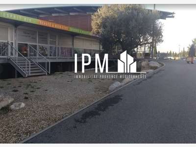 A louer local commercial 256m² Arles 13200