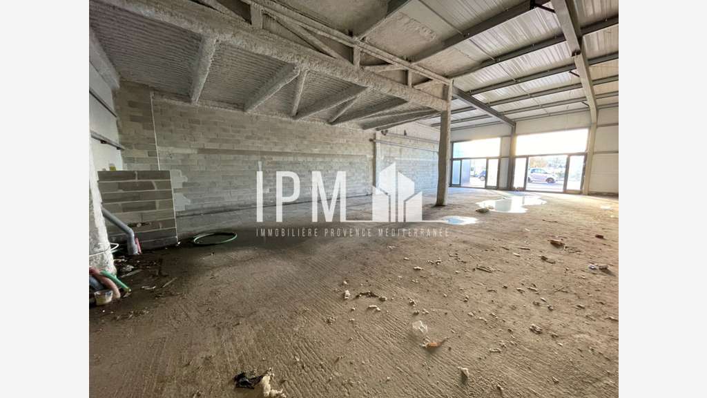 Loue local commercial 199m² à Gignac zac Florides
