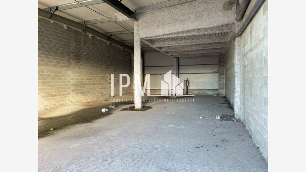 Loue local commercial 199m² à Gignac zac Florides