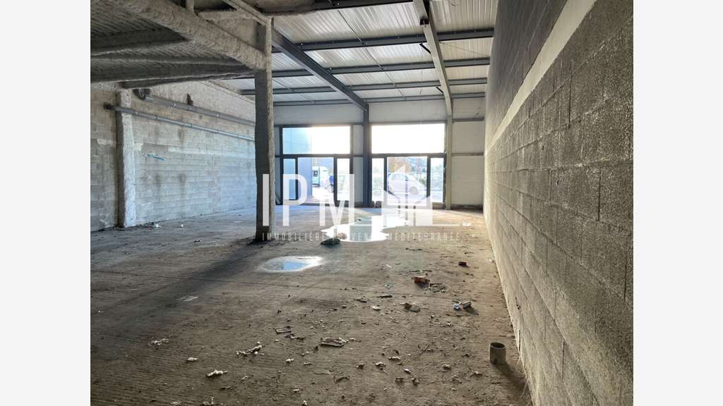 Loue local commercial 199m² à Gignac zac Florides
