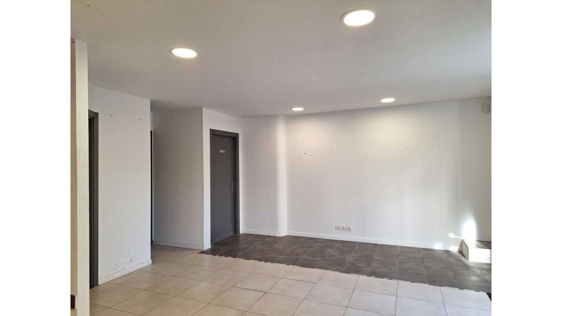 Loue local commercial 219m² Roquebrune sur Argens