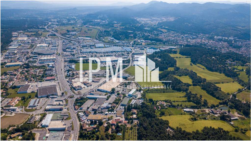 A louer local commercial 241m² aux Pennes Mirabeau
