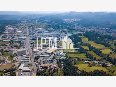 A louer local commercial 241m² aux Pennes Mirabeau