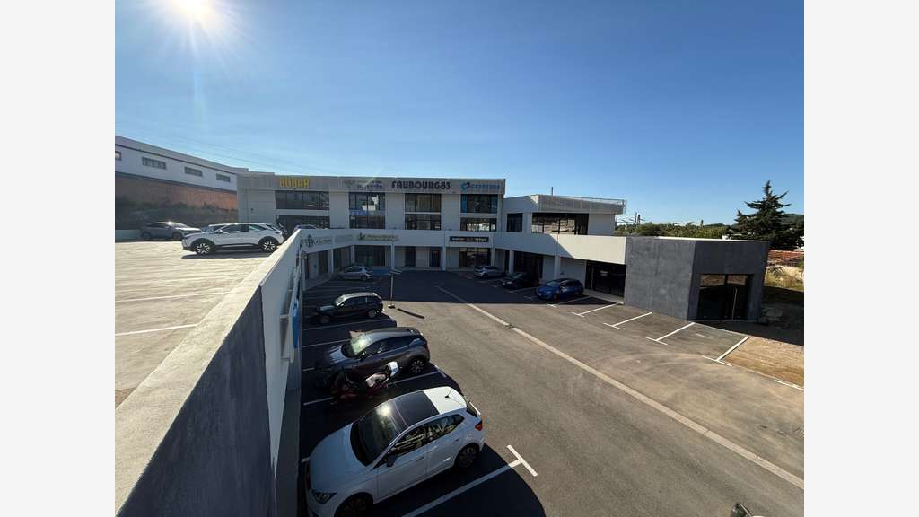 A louer local commercial 279m² + terrasse La Garde
