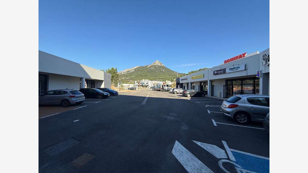 A louer local commercial 279m² + terrasse La Garde
