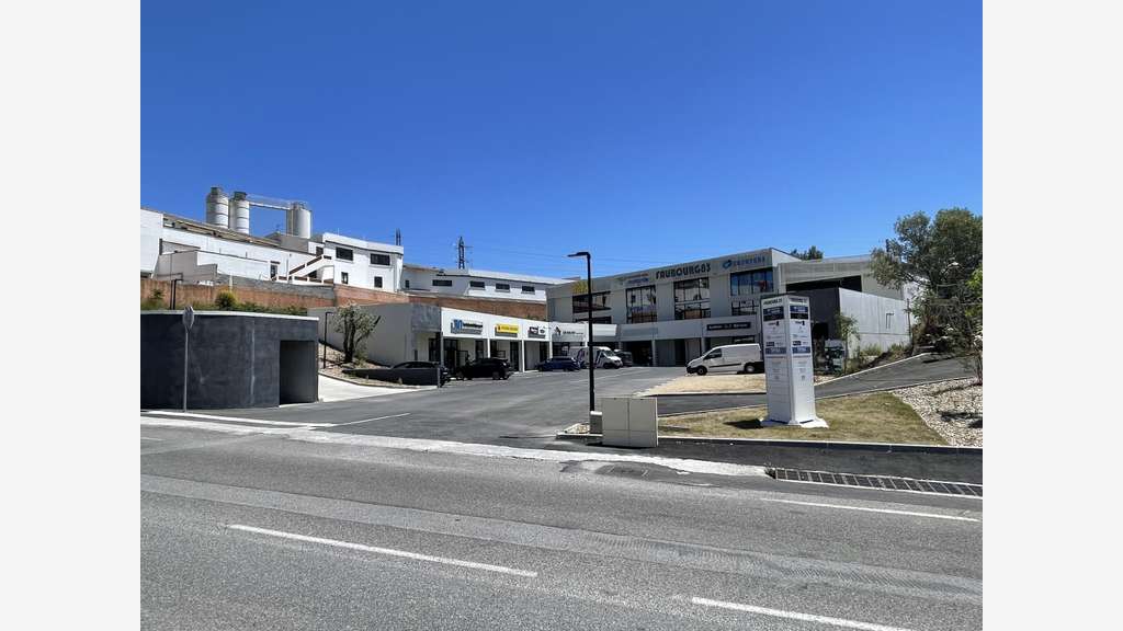 A louer local commercial 279m² + terrasse La Garde