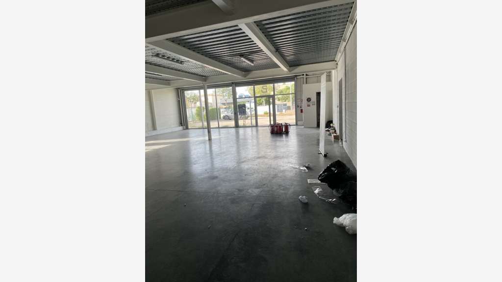 Local commercial de 307m² à louer à Pertuis 84120