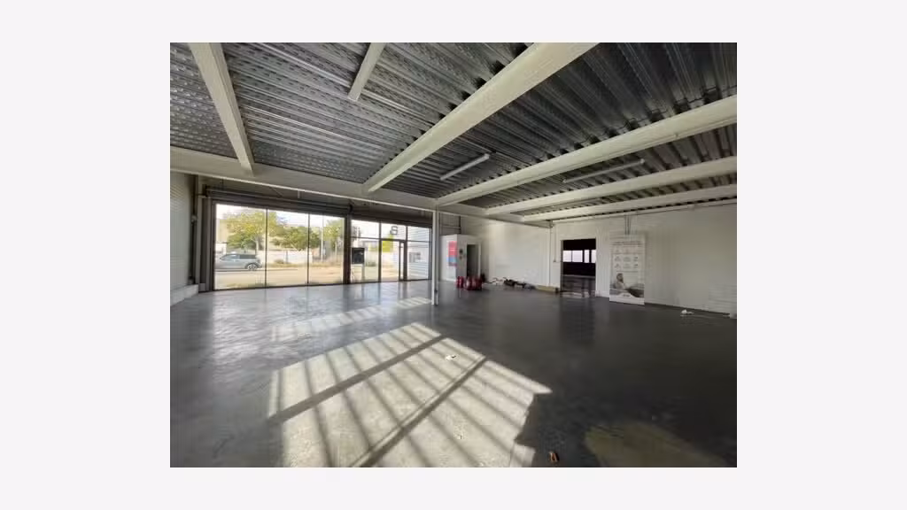 Local commercial de 307m² à louer à Pertuis 84120