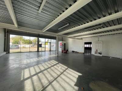 Local commercial de 307m² à louer à Pertuis 84120