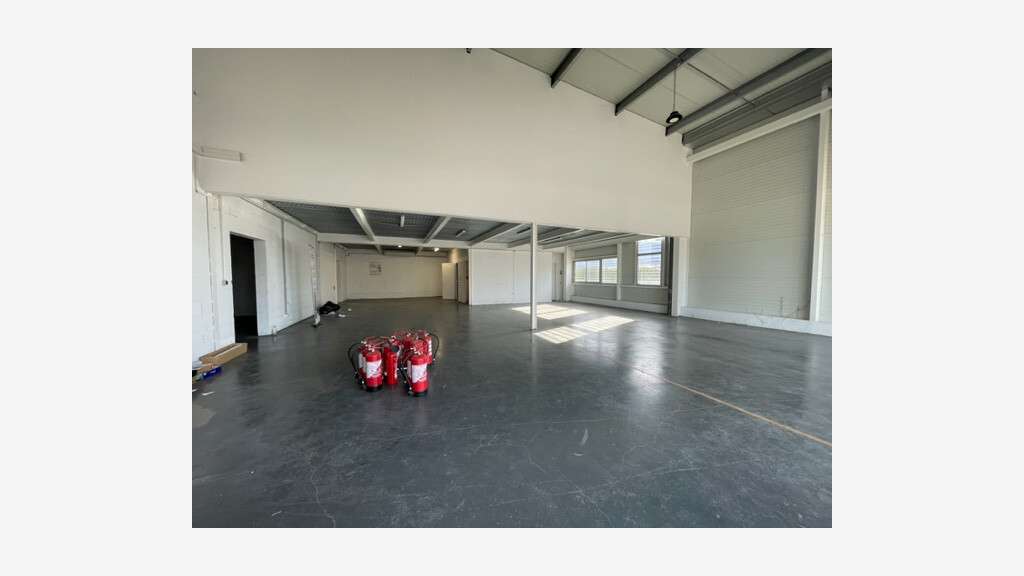 Local commercial de 307m² à louer à Pertuis 84120