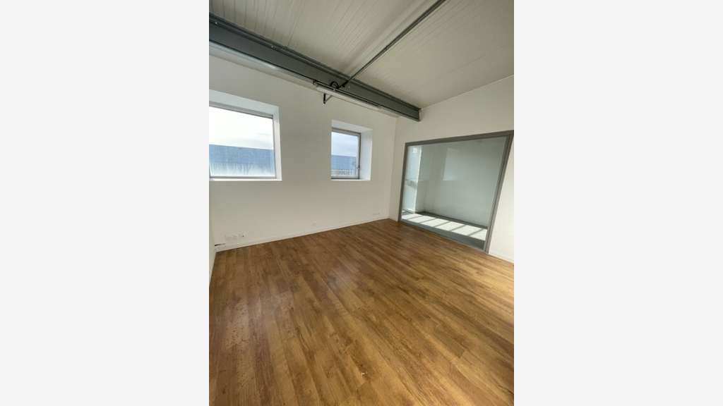 Local commercial de 307m² à louer à Pertuis 84120