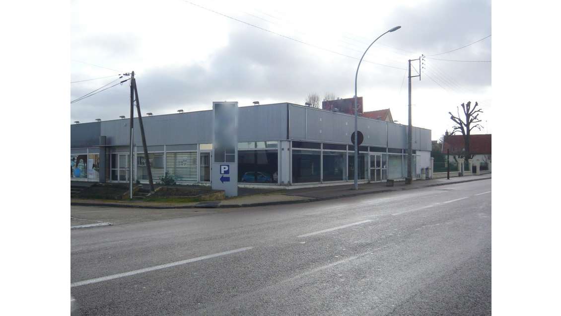 Loue local commercial 360m² à St-Julien-les Villas