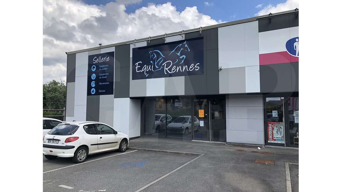 Loue local commercial 409m² Meziere Rte du Meuble