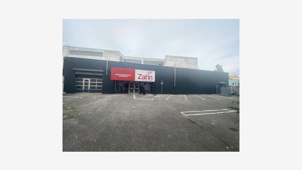 A louer local commercial 502m² + cour à Mulhouse