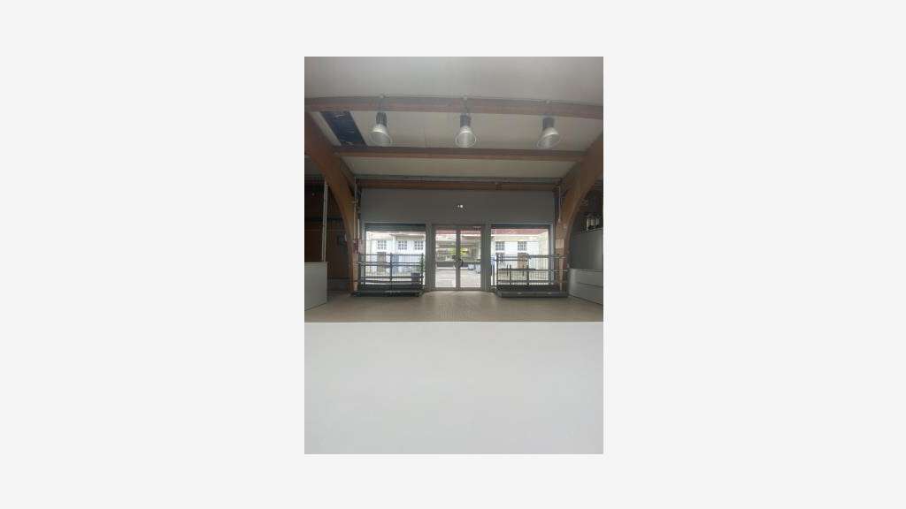 A louer local commercial 502m² + cour à Mulhouse
