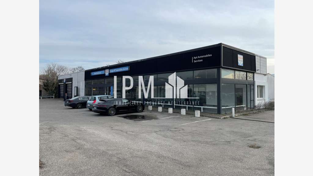 A louer local commercial de 590m² + parking à Apt