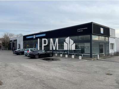 A louer local commercial de 590m² + parking à Apt