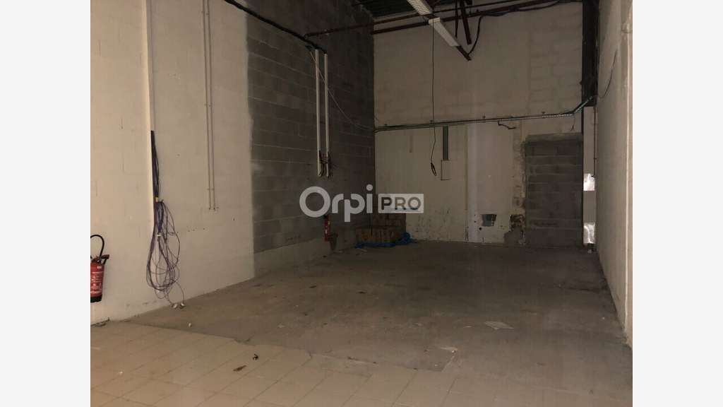 A louer local commercial 63m² + parking à Domerat