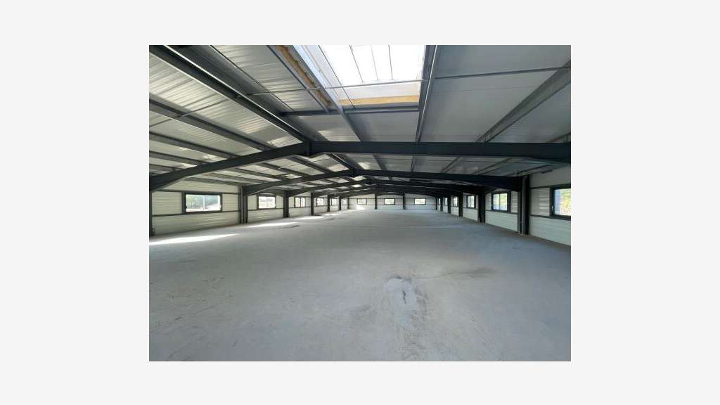 A louer local commercial de 640m² en R+1 à Vedène
