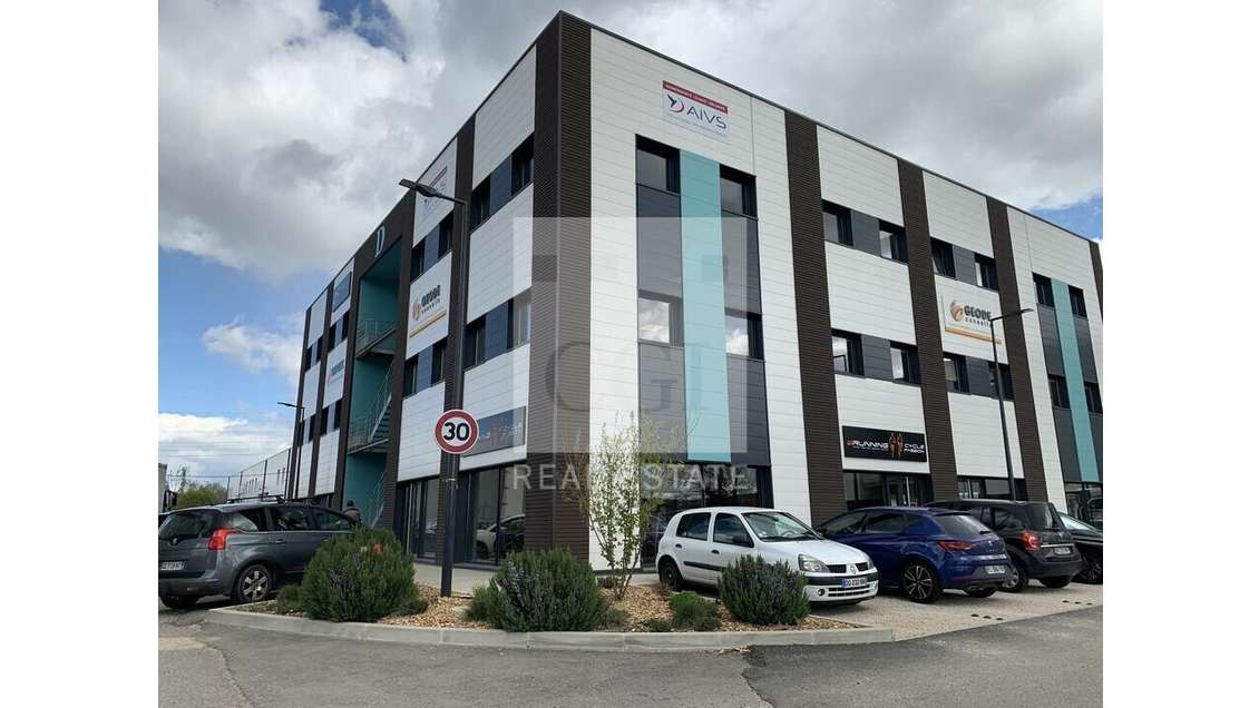 Local commercial 149m² à louer à Genay 