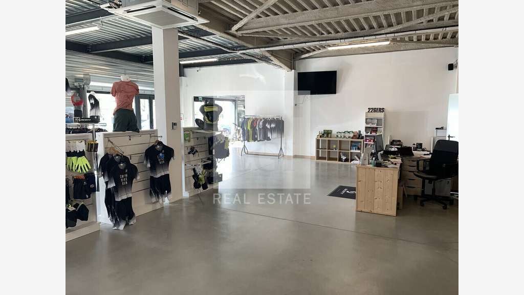 Local commercial 149m² à louer à Genay