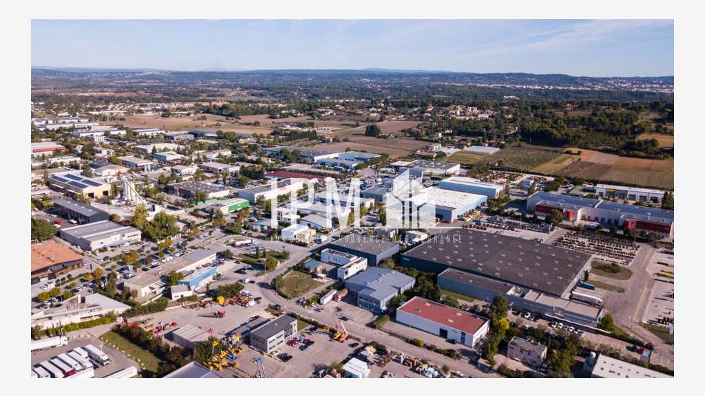A louer local commercial de 735m² Aix Les Milles