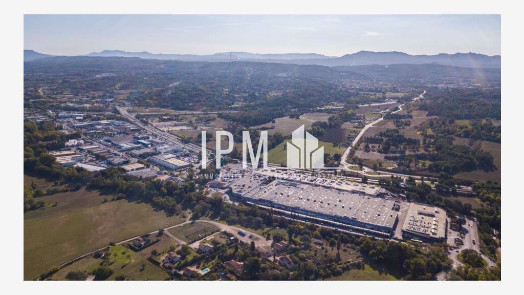 A louer local commercial de 735m² Aix Les Milles