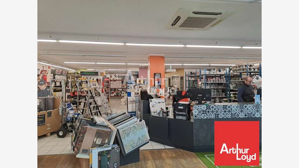 Local commercial 800m² à louer à Thouars