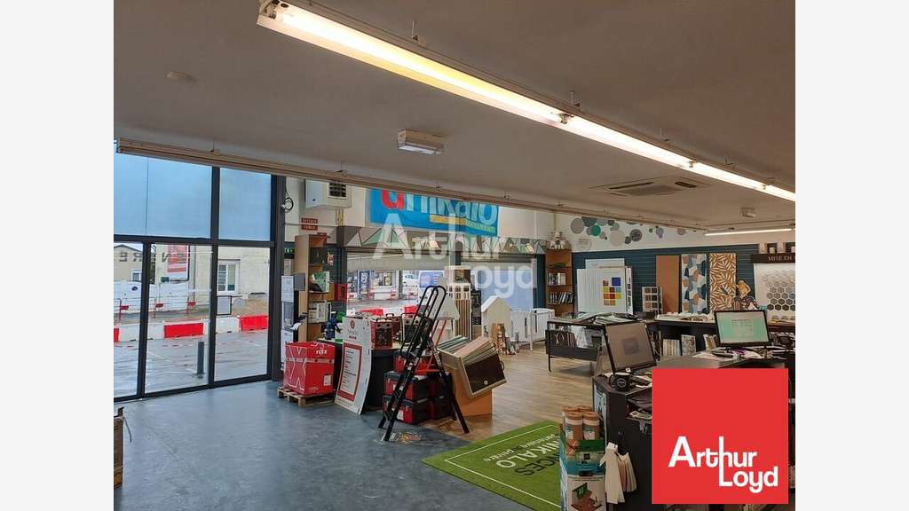 Local commercial 800m² à louer à Thouars