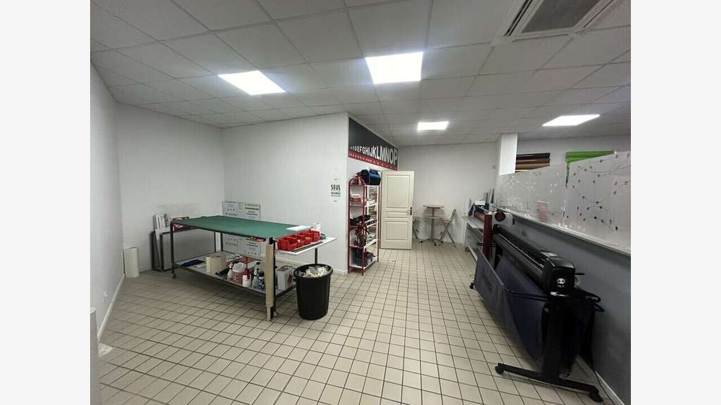 Local 114m² à louer empl stratégique à Orange