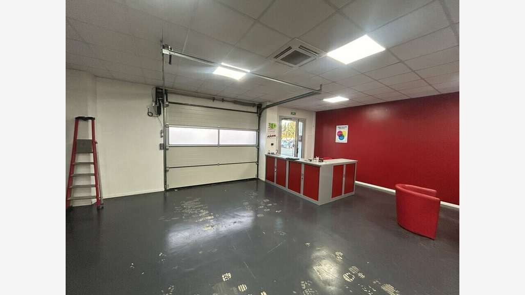 Local 114m² à louer empl stratégique à Orange