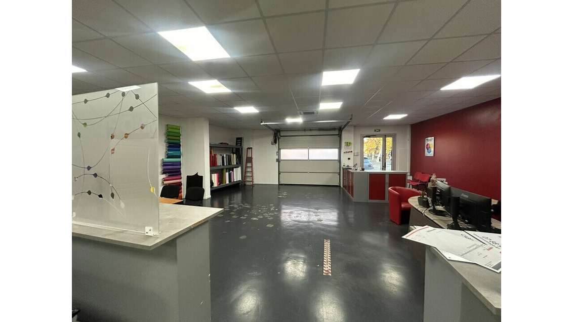Local 114m² à louer empl stratégique à Orange 