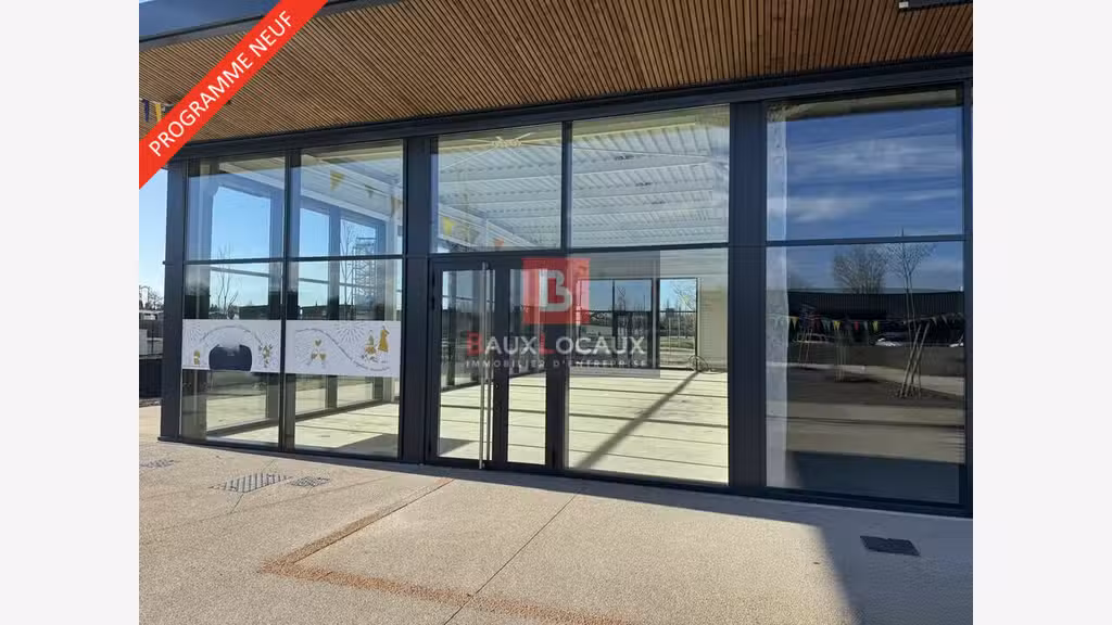 Local 223m² à louer en zone commerciale à Monteux