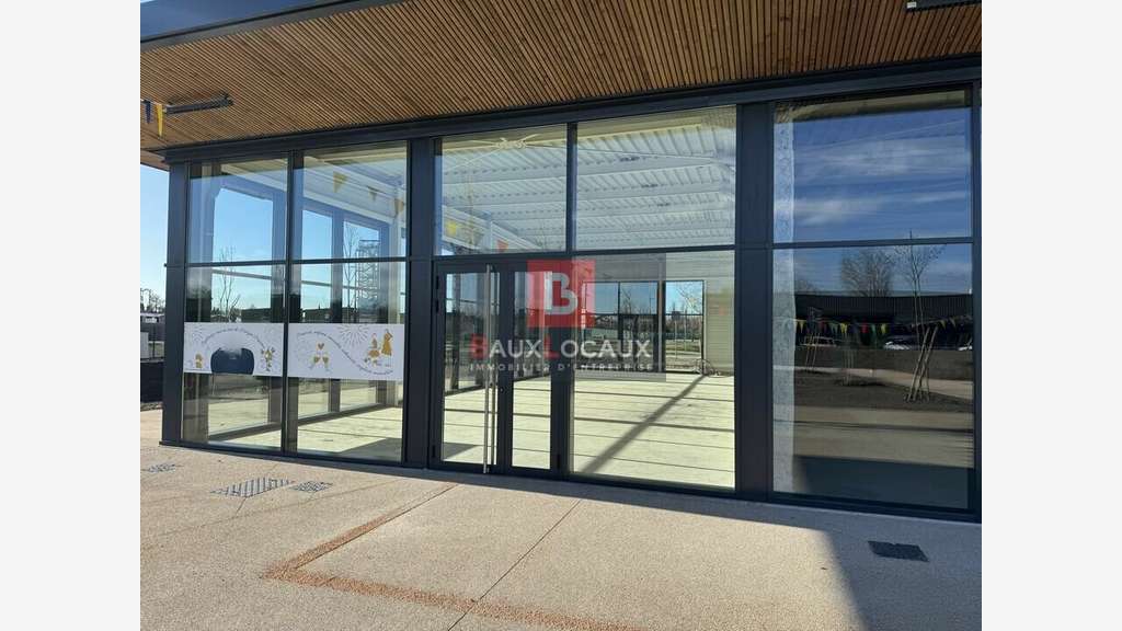 Local commercial 179m² à louer à Monteux