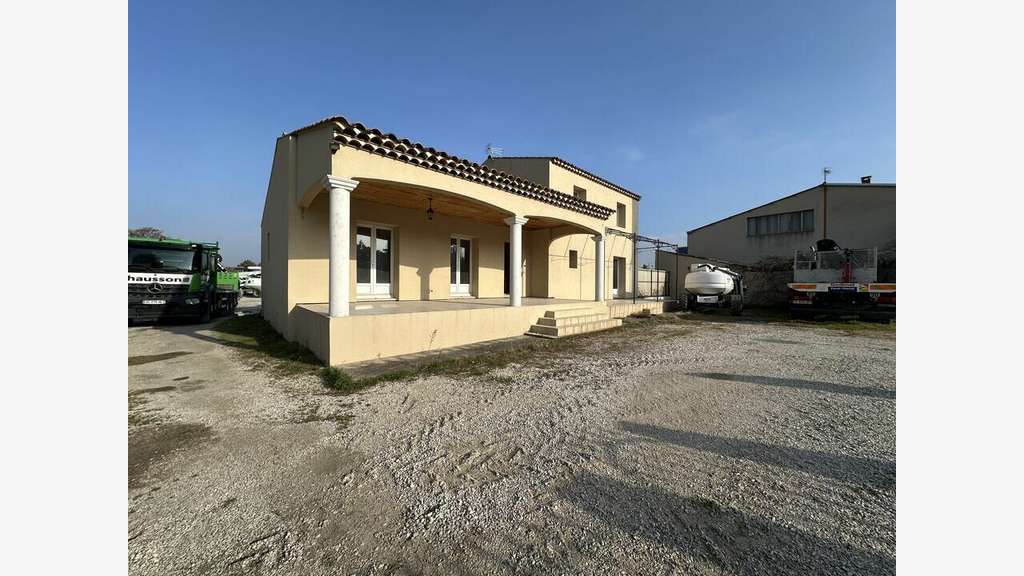 Local commercial 155m² à louer ZA Aubignan