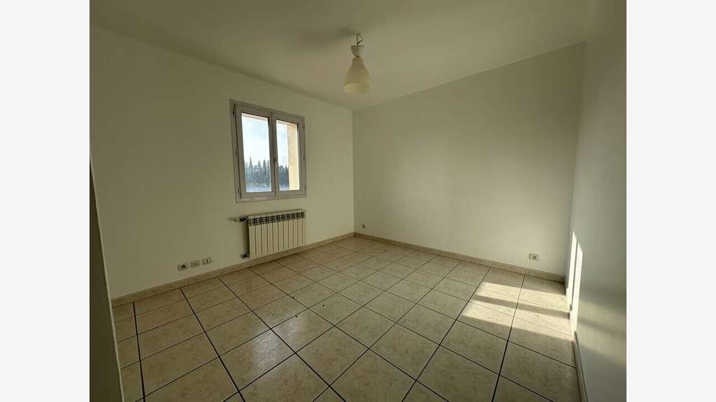Local commercial 155m² à louer ZA Aubignan