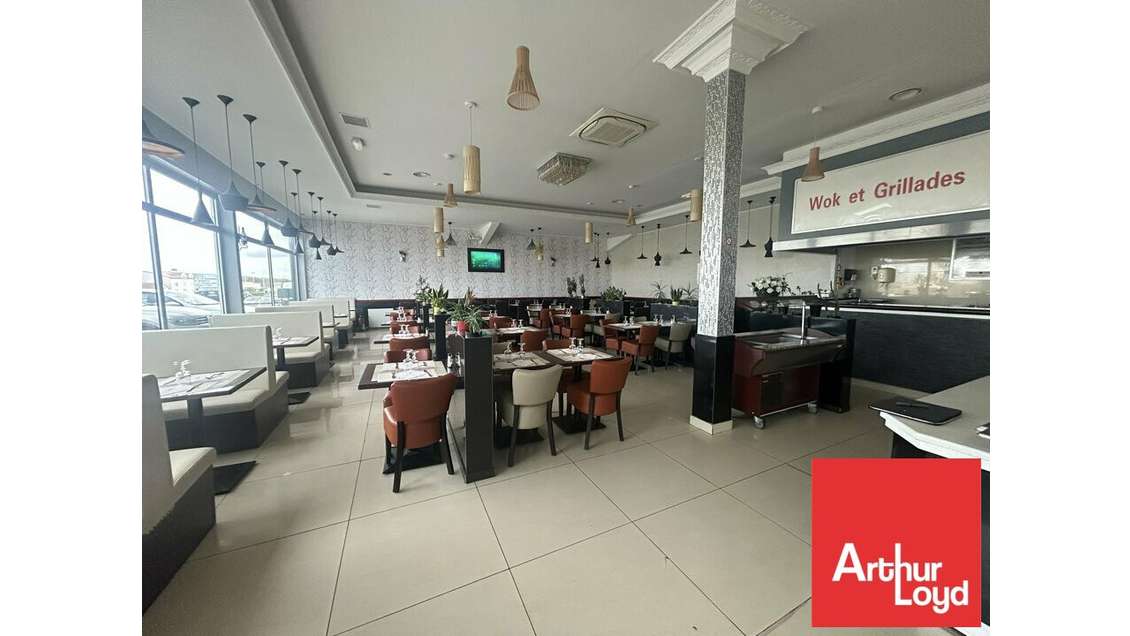 A louer local 560m² zone commerciale Poitiers Sud